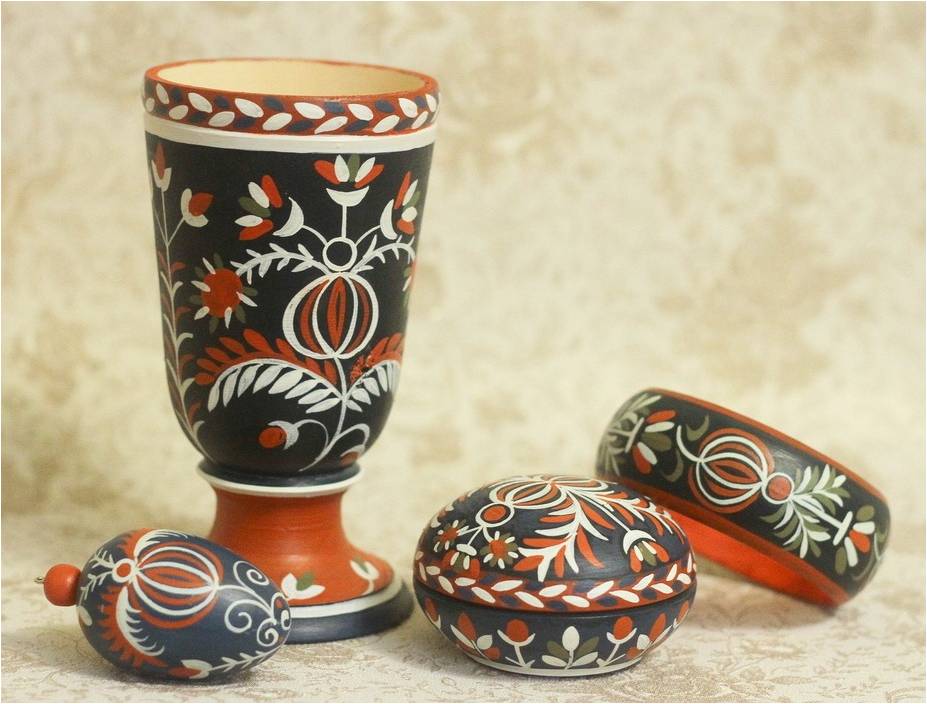 Творческие работы Веры Добрынинской с использованием элементов леденгских росписей. Фото авторов проекта